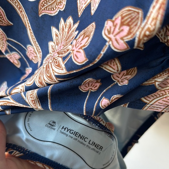 Cupshe Floral Women’s One-piece V-neckline and Ruched Detailing Size Medium - Picture 3 of 9